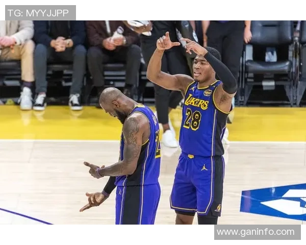 火箭队与湖人队激烈对抗瞬间精彩照片回顾