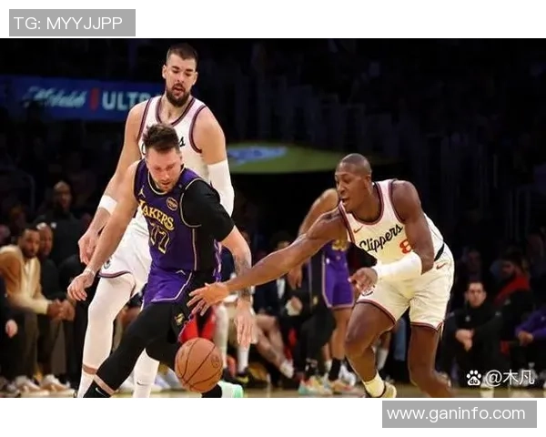 2012季前赛湖人与快船的激烈对决回顾与精彩瞬间分析